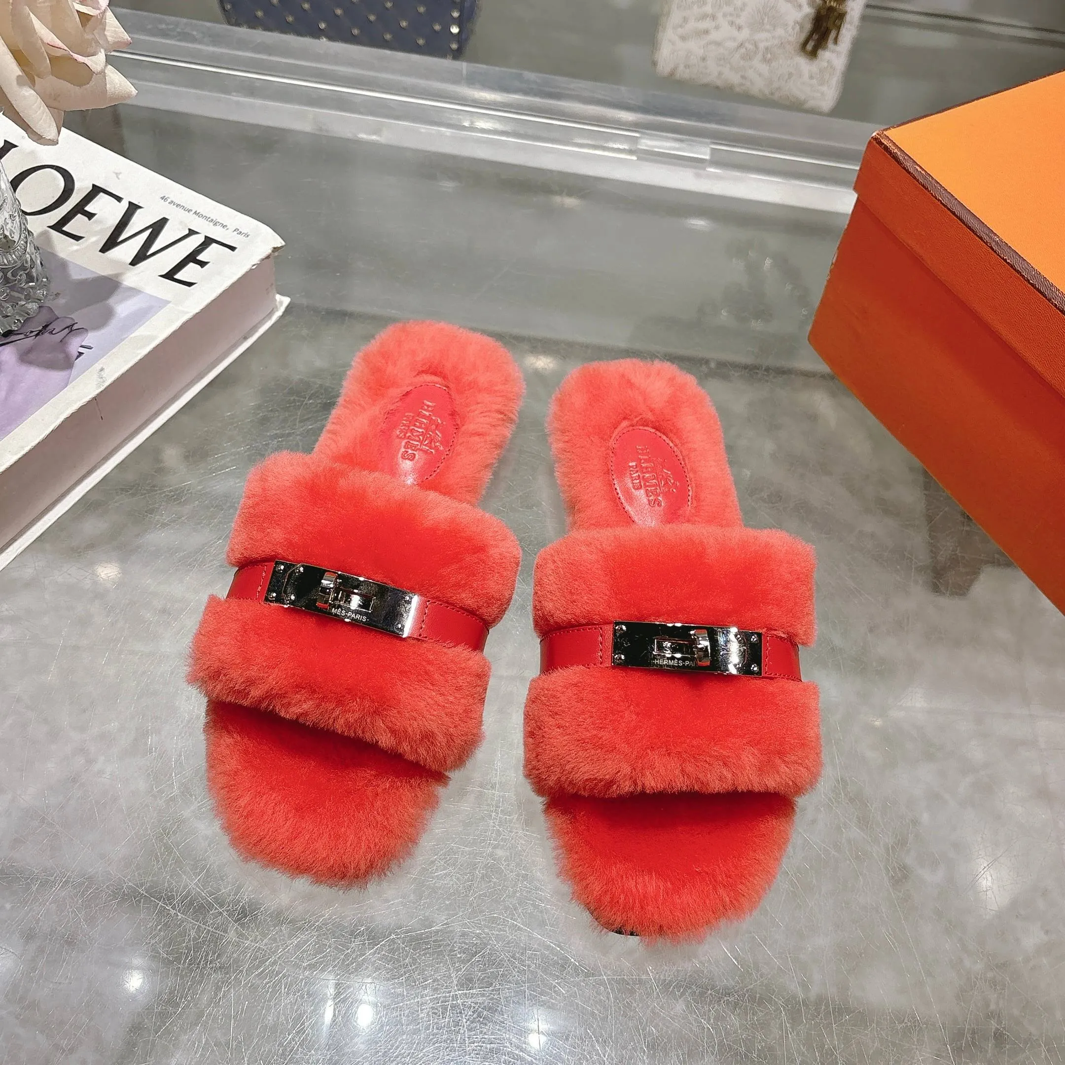 👟👟Ex-factory price 500👟👟 Purchasing agent level Hermes Hermès second uncle hair slippers are in stock all year round. 2025 new and new colors official website, Xiaohongshu synchronizes the latest color matching Hermès hot models are hot online, upgraded workmanship, high quality! Fashionable small wool H-trailers, autumn and winter style flat-soled wool mop, can be customized without standard, non-refundable and non-exchangeable. Fabric: Imported lamb's roll real wool. Lining: Imported lamb's roll real wool. Outsole: Genuine leather outsole. Size: 35-43, [Note: 41, 42, 43 customized]